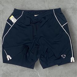 Bermudas esportivas de marcas misturadas