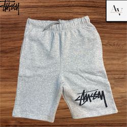 Shorts grigi in stile rework di Stussy