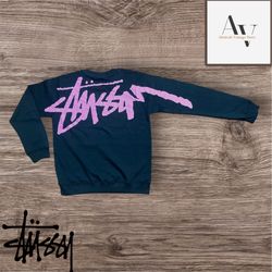 Sweatshirt rose Stussy retravaillé.