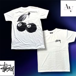 T-shirts blancs style rework Stussy cerises.