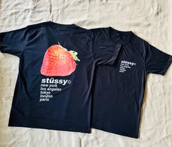 Camisetas pretas estilo rework da Stussy strawberr..