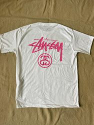 Stussy revisite le style design ss t-shirts blancs..