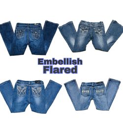 Jeans acampanados adornados de Y2K