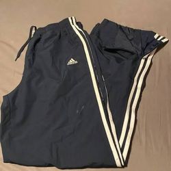 Authentische Adidas Trackpants mit weitem Schnitt.