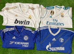 Fußball T-Shirts und Trikots