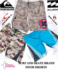 Pantaloni da nuoto di surf e marchi di skateboard ..