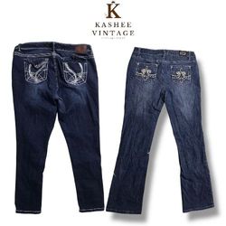 Jeans retos com design vintage de bolso traseiro.