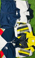 Nike adidas et vestes de marques mélangées