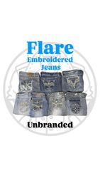 Jeans évasés et brodés