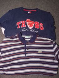 Mistura de camisetas e camisetas polo da marca