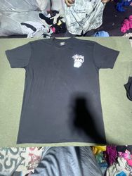 Camisetas negras estilo rework de Stussy