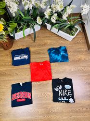 Mezcla camisetas y sudaderas de marca.