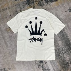 Tees blancs révisés au style Stussy avec couronne