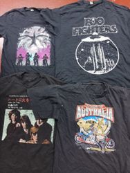 Schwarze bedruckte T-Shirts
