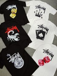 Stussy retravaille le style mélange de t-shirts de..