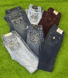 Miss me true religion e rock revival jeans a zampa..