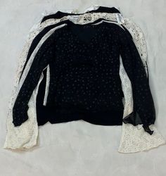 Blouse Longue à Manches Blanches et Noires Vintage..