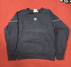 Adidas-Shirts in verschiedenen Farben
