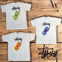 T-shirts blancs à dés en peluche retravaillés par ..