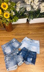 Célèbres mini shorts en denim