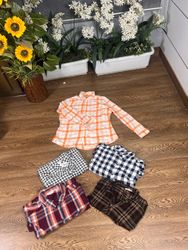 Femmes belles vérifient une chemise en flanelle