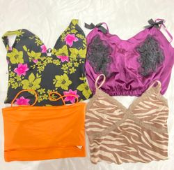Vintage Vixen: una collezione di canottiere Y2K (V..