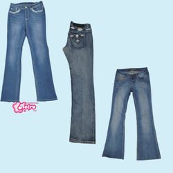 Jeans de mezclilla acampanados con detalle en la p..