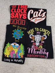 Schöne schwarze T-Shirts
