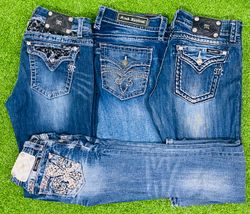「Miss Me, True Religion & Rock Revival フレアジーンズ」