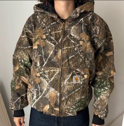 Jaqueta camuflada estilo rework Carhartt com capuz..