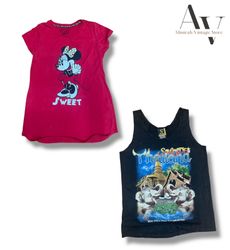 プリントされたベビーティーとサンドウ