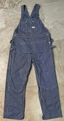 Unmarkierte Latzhosen