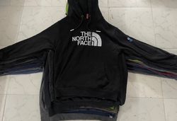 ザ・ノース・フェイスのスウェットシャツとフーディ。