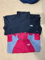 „The north face premium windbreaker“