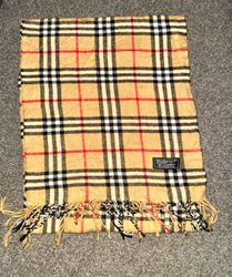 ベージュ色のバーバリーのスカーフ