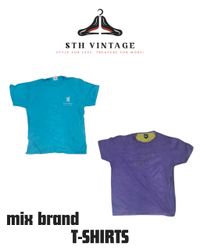 「ブランド名入りと無地のTシャツ」
