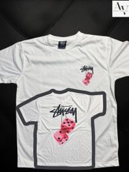 Stussy tee rose avec des dés en peluche