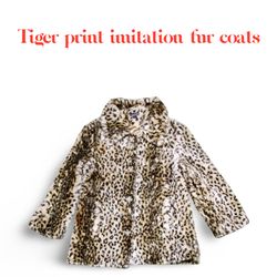 Giubbotti di pelliccia sintetica con stampa a tigr..