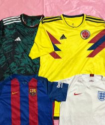 T-shirts authentiques de football