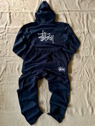 「Stussy再加工スタイルのトラックスーツ」