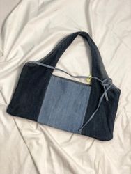 Upcycled Denim Dreiecktasche