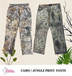 Calças em estampa camuflada / selva