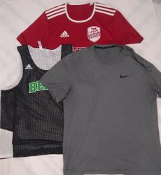 Conjunto de Camisetas Esportivas de Marcas Mistura..
