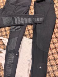 Alo Leggings und Tops