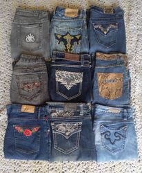 Pantaloni con ricamo in denim