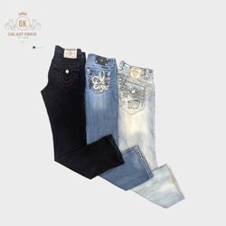 Miss Me True Religion y Rock Revival Jeans de camp..