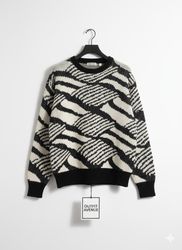 Unbedeckter Pullover