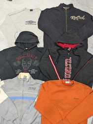 ミックスブランドのスウェットシャツとフーディ。