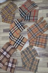 「バーバリーのスカーフはベージュのみ」