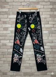 「ウーマンY2Kジーンズスタイル」